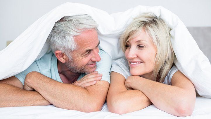 Sex during menopause? Of course, it's possible, but it's necessary to change your approach! Here are the tips and myths to debunk for a satisfying sex life.